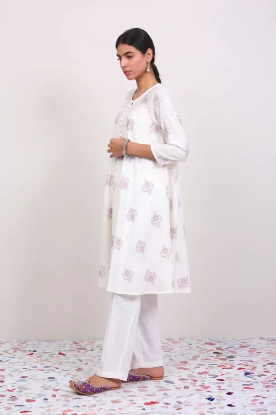 S23W7589_Offwhite_2_700x