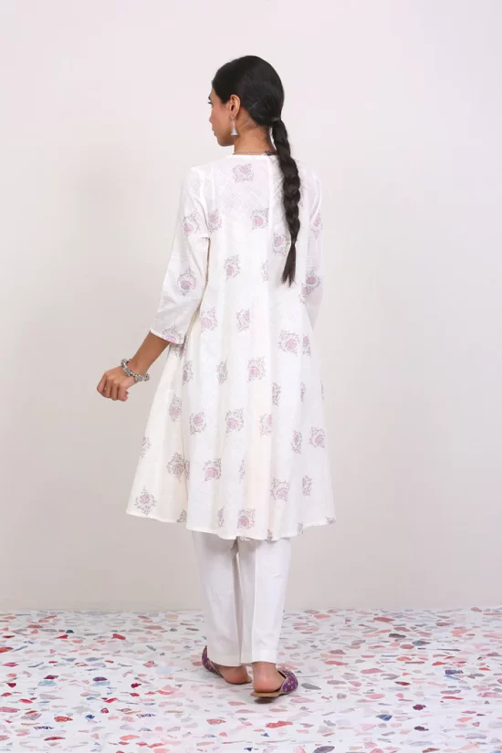 S23W7589_Offwhite_3_700x